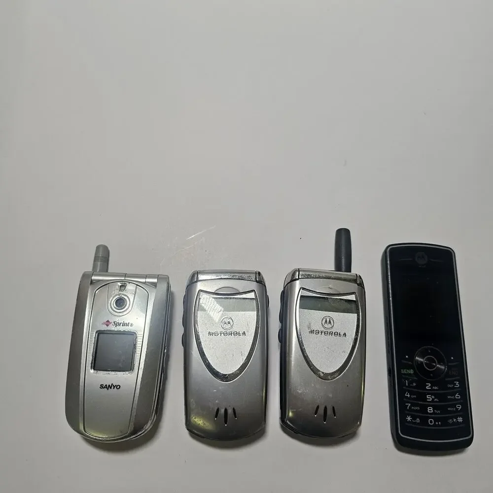 Lot Of 4 Vintage Flip Phones And One Standard Motorola Sanyo Silver Black